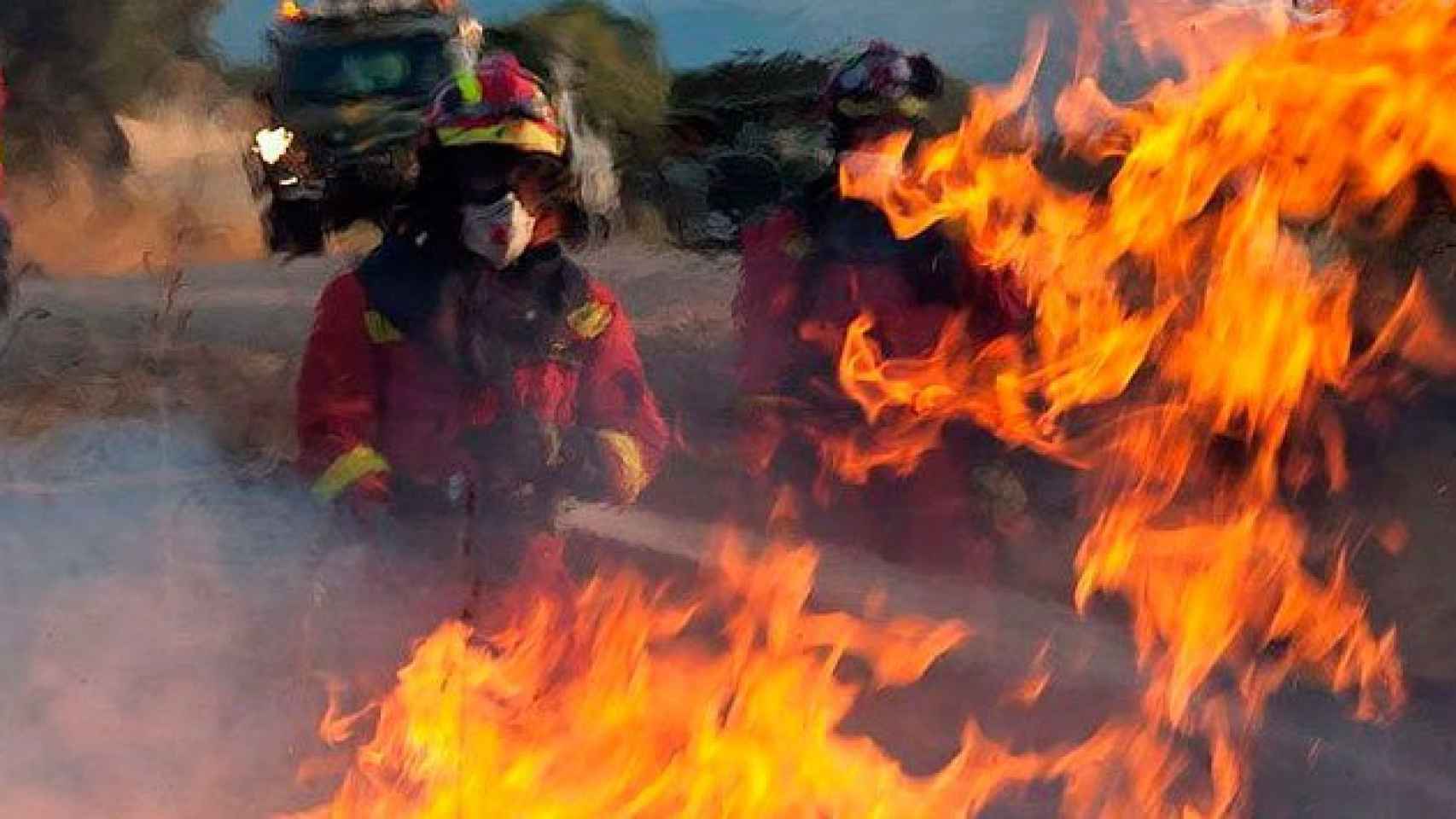 Un bombero de la UME durante las labores de extinción de un fuego / CG