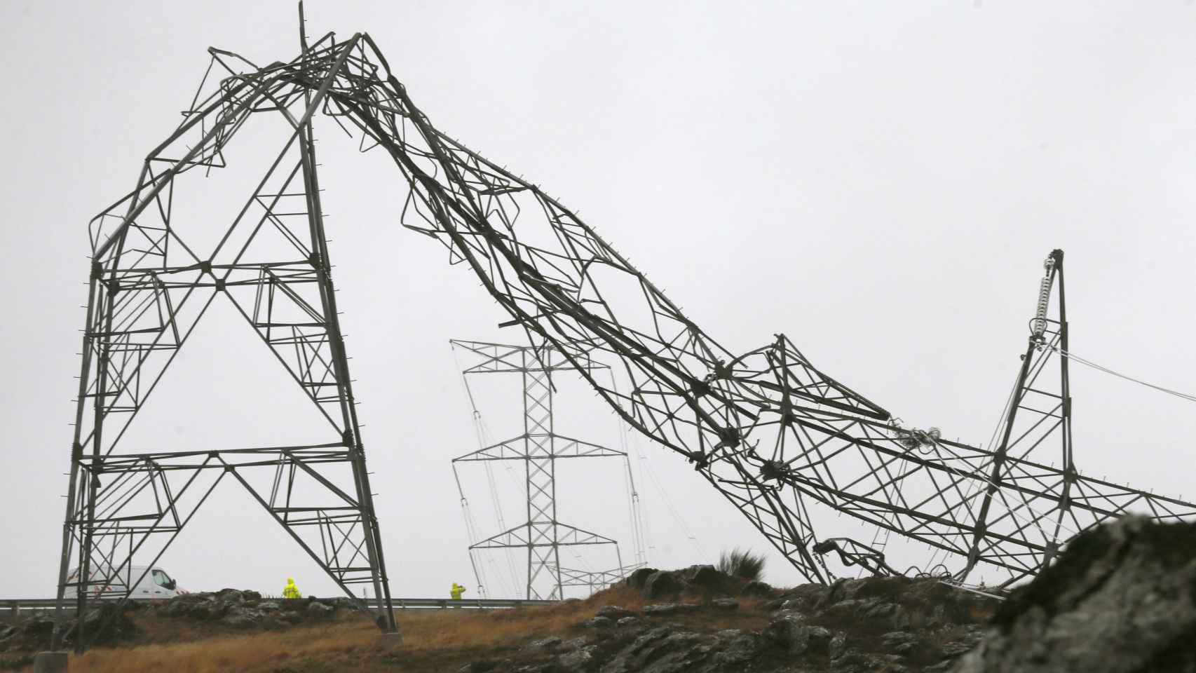 Una torre de alta tensión caída a causa del temporal en Pontevedra / EFE