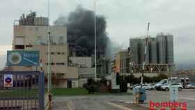 Una columna de humo negro producida por el incendio en la fábrica de la Seda de Barcelona / TWITTER