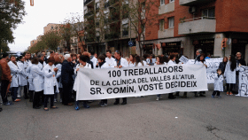 Los trabajadores de la Clínica del Vallés (en la imagen, una protesta anterior) entrarán una moción en el pleno de Sabadell el jueves.