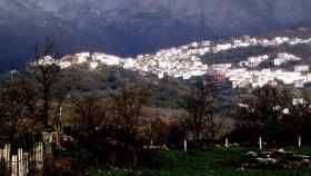La comarca de Sierra de Gata recibe el nombre por la cordillera de la zona, integrada en el Sistema Central