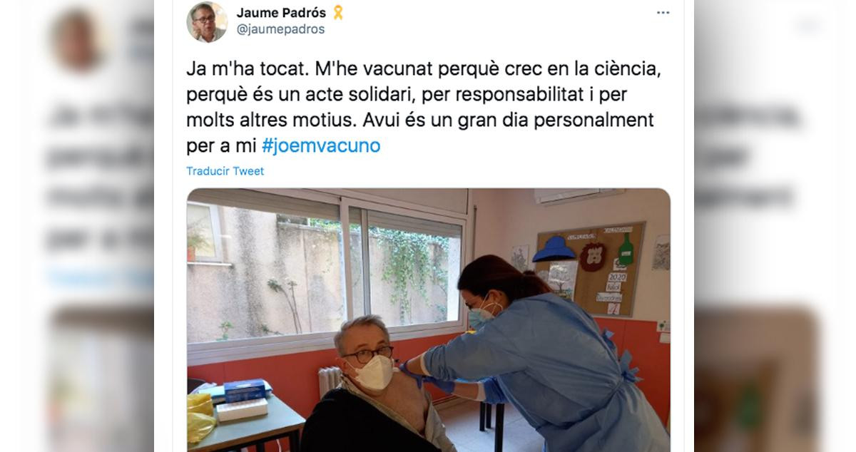 Jaume Padrós, presidente del COMB, recibiendo la primera dosis de la vacuna contra el Covid-19 / TWITTER