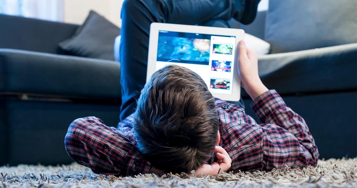 Un niño ve un vídeo en una tablet / EUROPA PRESS