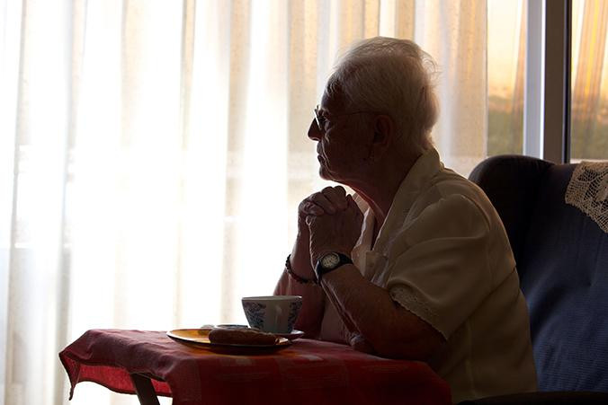Es necesario cubrir las necesidades básicas en las viviendas de los ancianos para garantizarles una vejez autónoma y de calidad / LA CAIXA