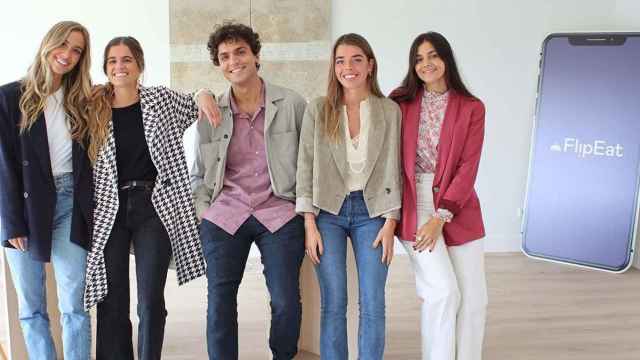 Los 'influencers' María Pombo, María García de Jaime y Tomás Páramo junto a las fundadoras de Flipeat, Ana Bas Lapique y Belén de Jaime / FLIPEAT