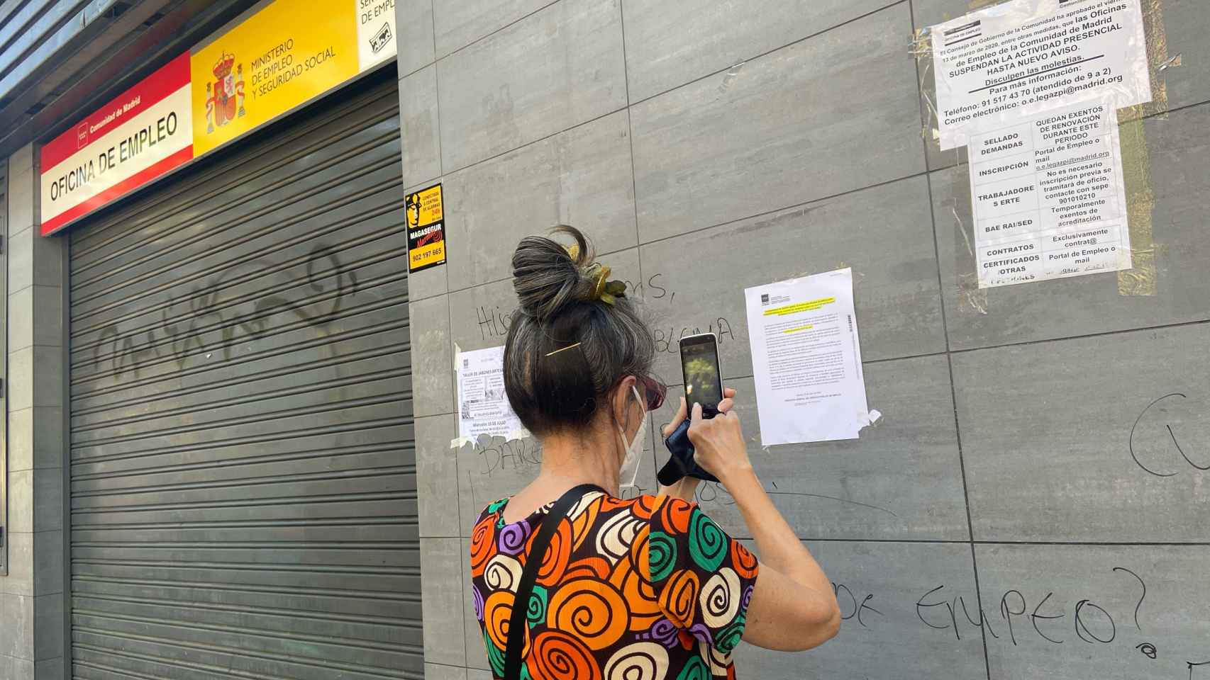 Una mujer en desempleo frente a una oficina del SEPE / EUROPA PRESS