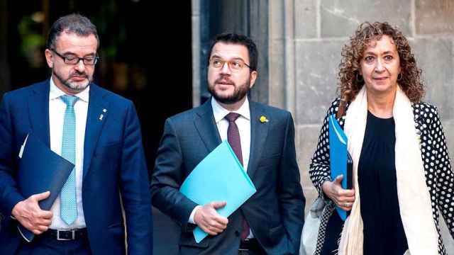 El vicepresidente de Economía, Pere Aragonès (c), junto a la consellera de Justicia, Ester Capella (d), y el de Acción Exterior, Alfred Bosch (i) / EFE