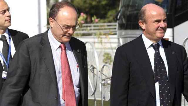 El exgobernador del Banco de España, Luis Linde (i), junto al exministro de Economía, Luis de Guindos (d), en una imagen de archivo / EFE