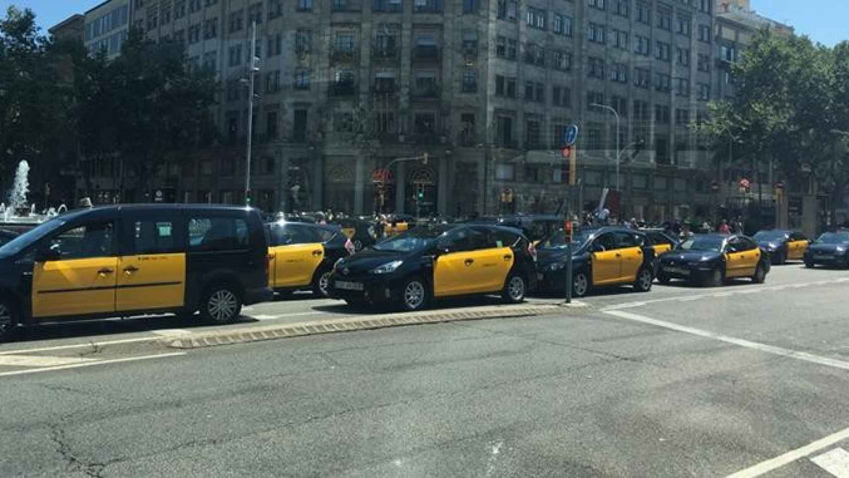 Taxistas taponan Gran Vía con paseo de Gràcia en Barcelona / CG