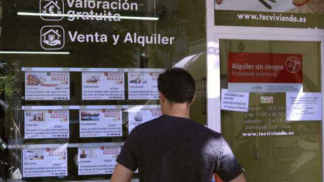 Un hombre observa ofertas de alquiler de piso