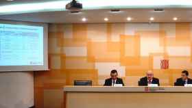 El 'contrato del siglo' de las telecomunicaciones en Cataluña lo presentaron Enric Colet (c), Carles Flamerich (i) y Jordi Escalé (d) en 2012 / GENCAT