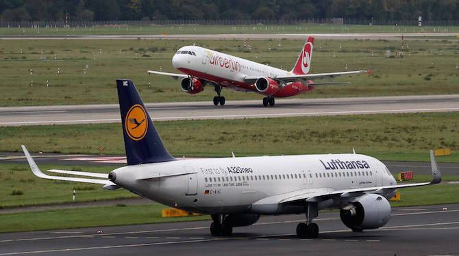 Un avión de Lufthansa y otro de Air Berlin en el aeropuerto de Düsseldorf / EFE