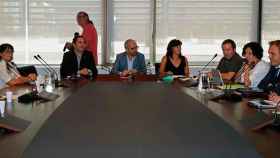 Vista de la reunión que mantienen desde este mediodía en el departamento de Trabajo de la Generalitat el comité y la dirección de Eulen, la empresa encargada de los controles de seguridad en el Aeropuerto de El Prat, a la que también asiste Aena,