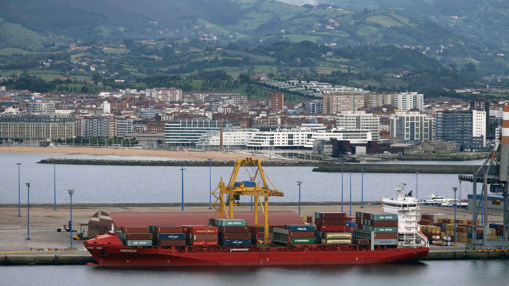 Un buque cargado de contenedores en una terminal del puerto de Gijón / EFE