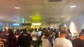 Imagen de uno de los episodios de colas en el control de pasaportes del aeropuerto de El Prat / CG