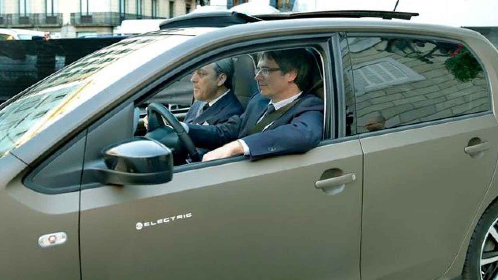 Carles Puigdemont (d), con el presidente de Seat, Luca de Meo (i), en el e-Mii el pasado julio / EFE