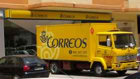 Un camión de Correos estacionado frente a una oficina postal / EFE