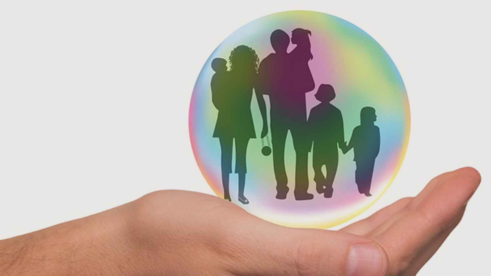 Imagen de una familia dentro de una burbuja, que representa que un seguro / CG