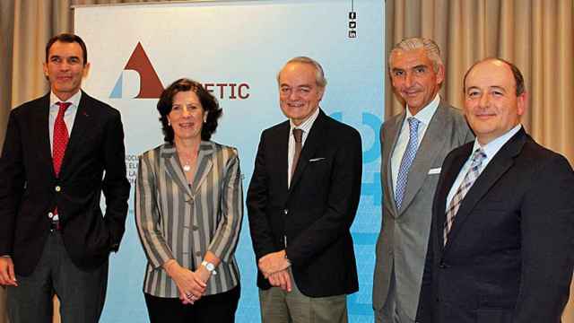 El consejero delegado de Ericsson España, José Antonio López; la presidenta de HP España y Portugal, Helena Herrero; el presidente de AMETIC, José Manuel de Riva; el consejero delegado de Tecnocom, Javier Martín, y el director de AMETIC, Benigno Lacort