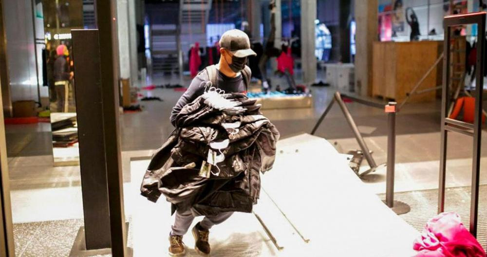 Un saqueador en la tienda Nike de Paseo de Gracia durante los disturbios por Pablo Hasél / EFE