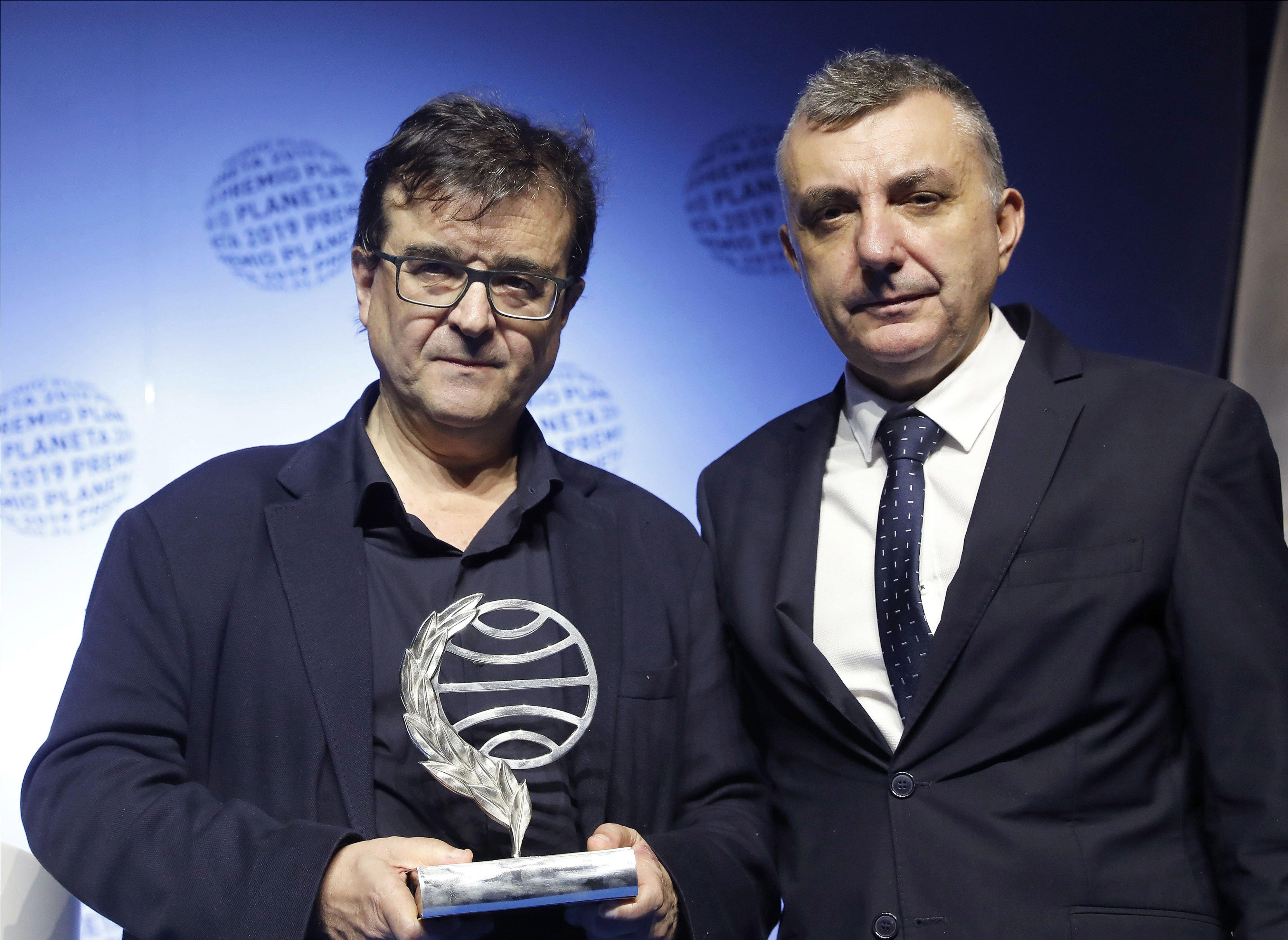 Javier Cercas y Manuel Vilas, con los Premios Planeta 2019 / CG
