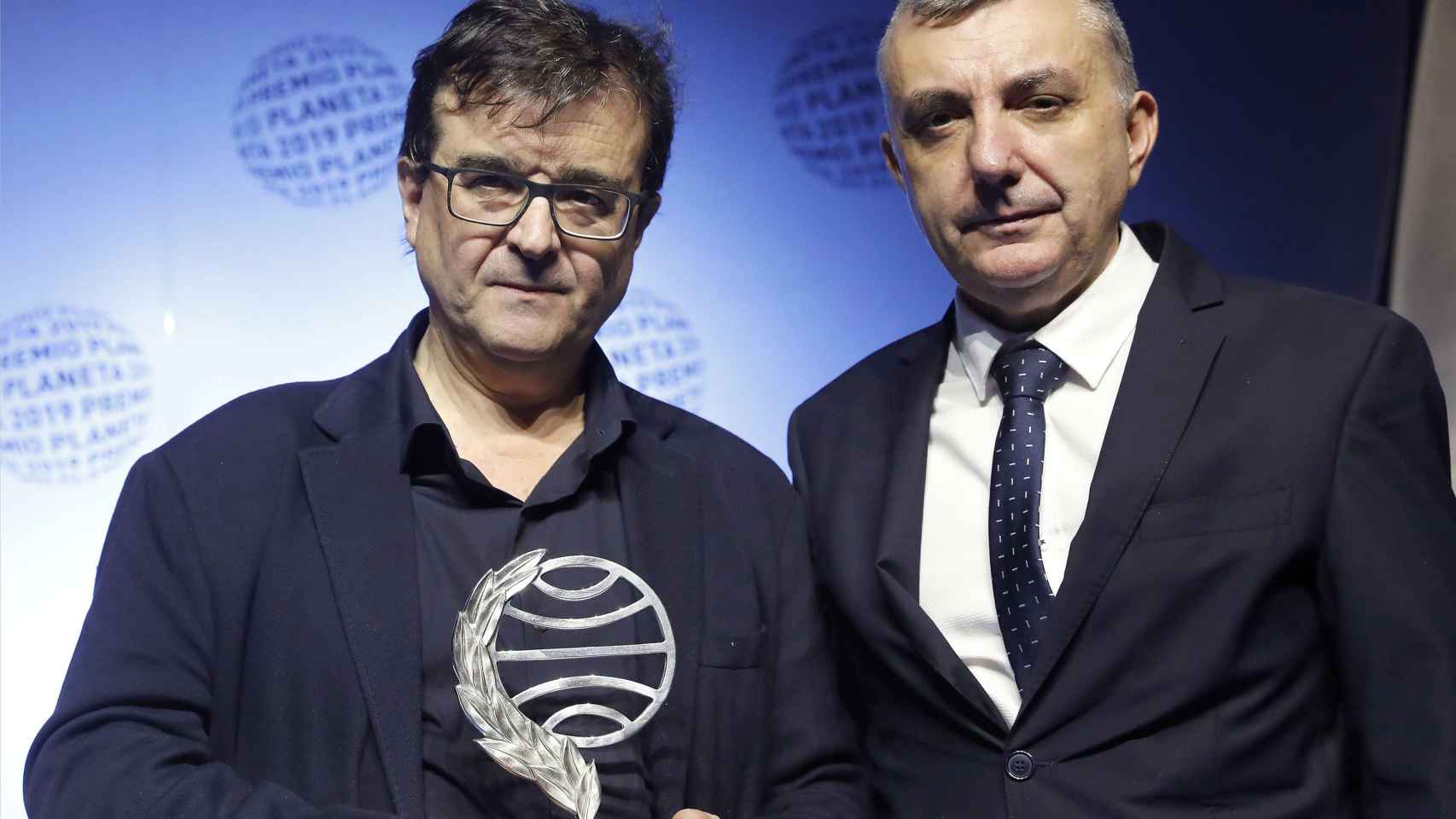Javier Cercas y Manuel Vilas, con los Premios Planeta 2019 / CG