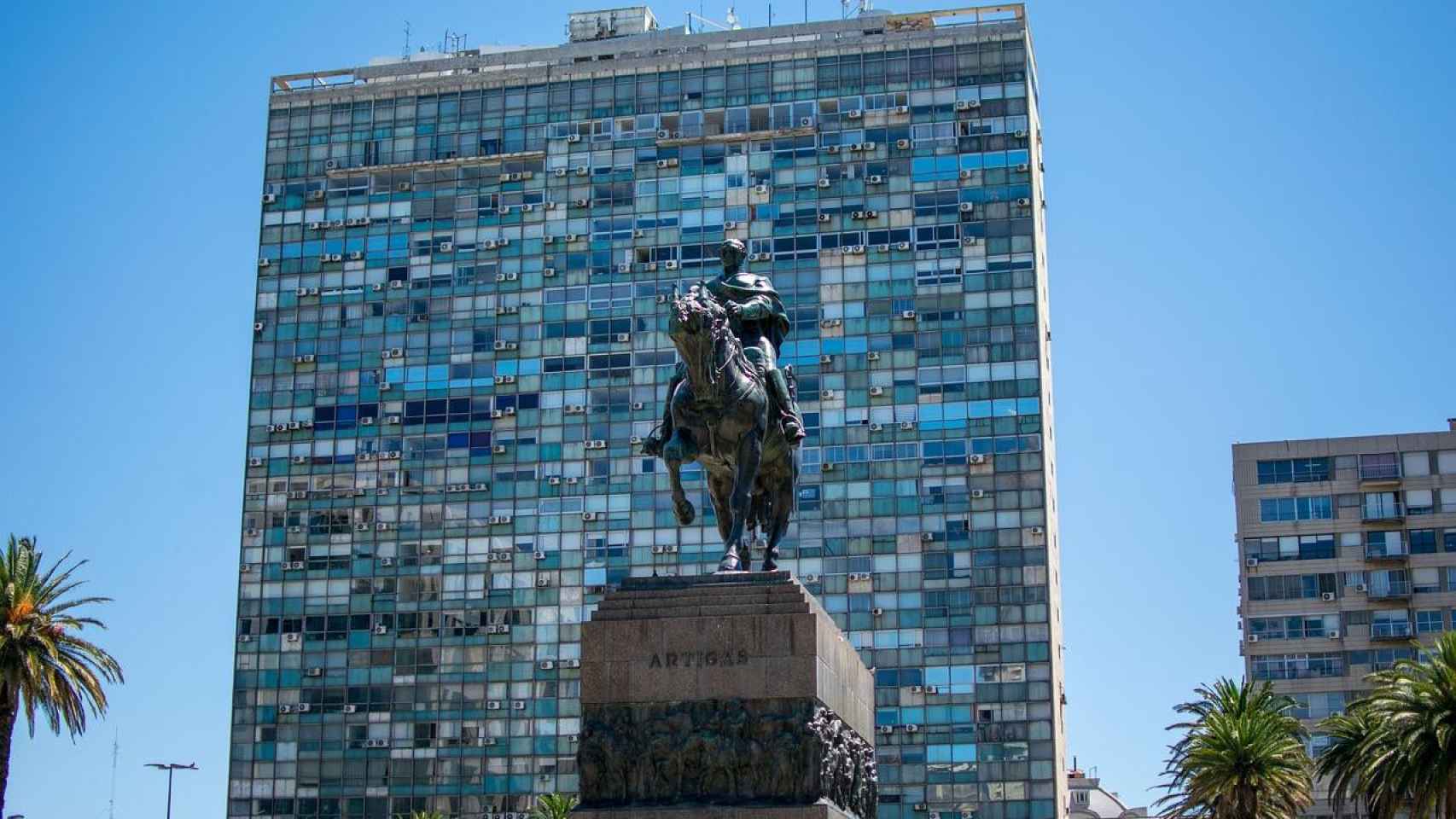 Estatua de Artigas en el centro de Montevideo