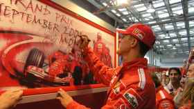 Michael Schumacher firmando un autógrafo después de una carrera / CREATIVE COMMONS