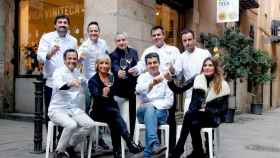 Quim y Eva Vila (centro), los dueños de Vila Viniteca con los chefs que han participado en el 'menú de las estrellas' de esta Navidad / CG