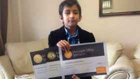 Humza Shehzad muestra orgulloso los tres diplomas