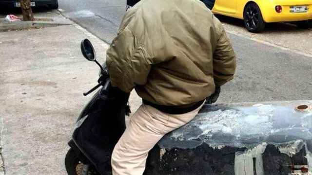 El conductor de una motocicleta que llevaba por Sevilla una bañera invertida en el sillín / Emergencias Sevilla