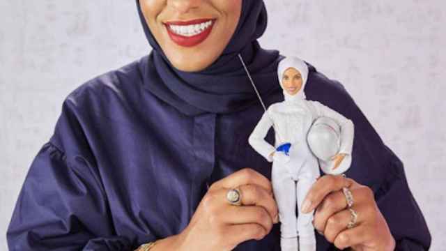 La Barbie con 'hiyab' ya ha sido presentada por la atleta Ibtihaj Muhammad