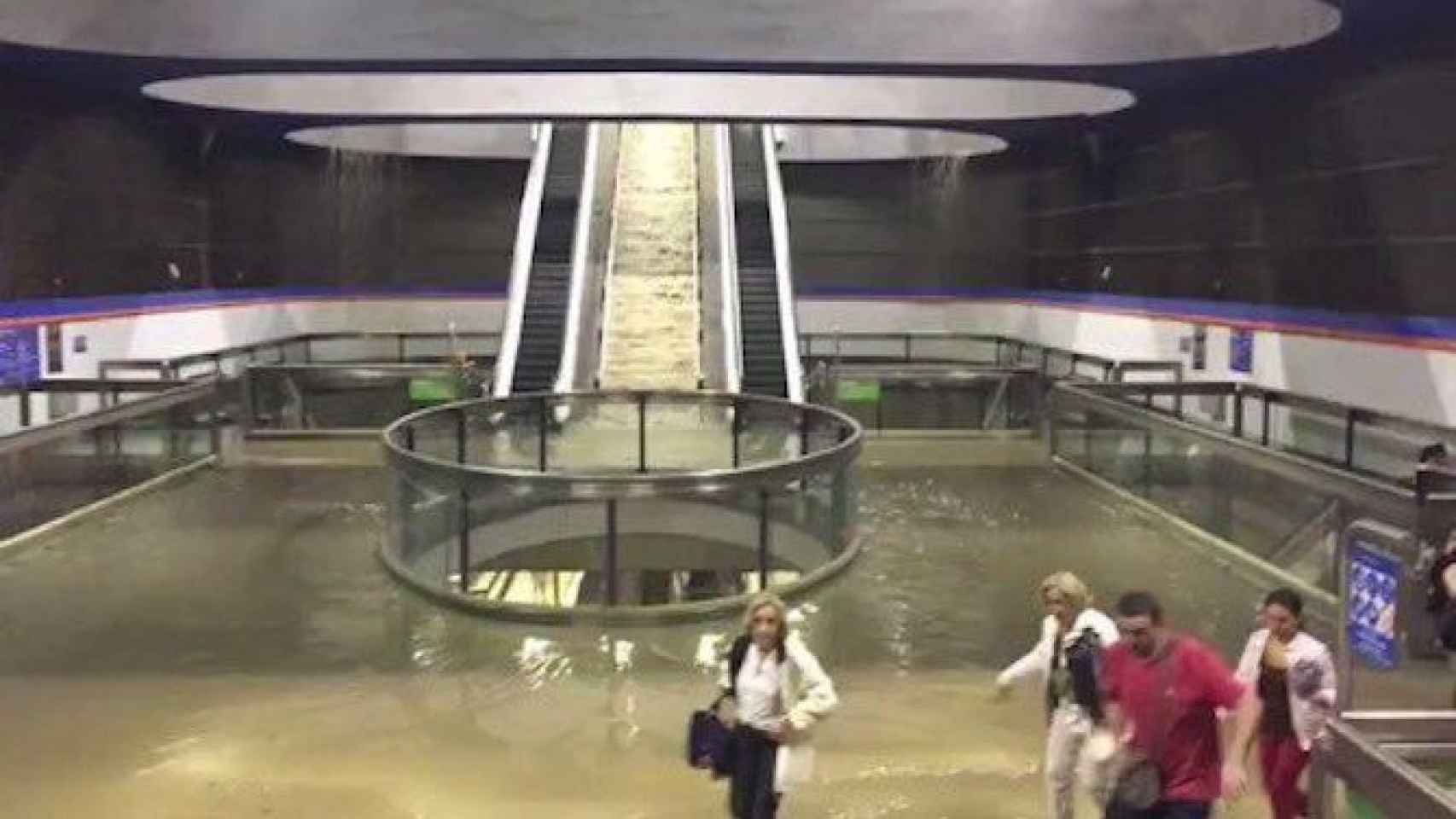 Una de las estaciones del metro de Madrid en plena inundación / Twitter