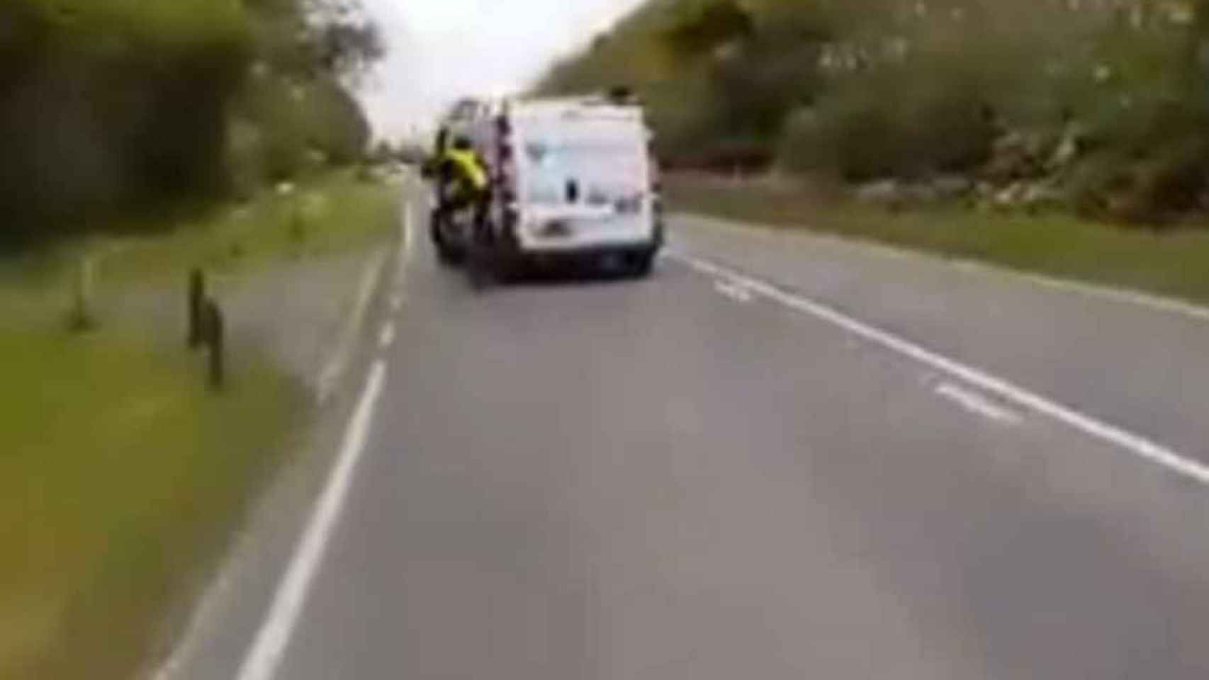 El conductor intentó atropellar al ciclista tras sus reproches