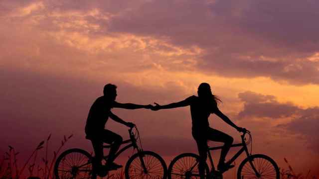 Pareja haciendo una ruta en bicicleta / PIXABAY