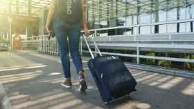 Viajera con su maleta llegando al aeropuerto / PEXELS