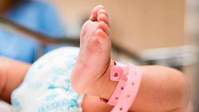 Un recién nacido con la pulsera de identificación en el hospital / PX