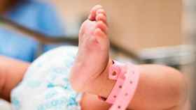 Un recién nacido con la pulsera de identificación en el hospital / PX