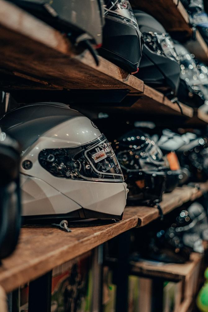 Cascos de moto, obligatorios tanto para el conductor como para el paquete de esa motocicleta / Gijs Coolen en UNSPLASH