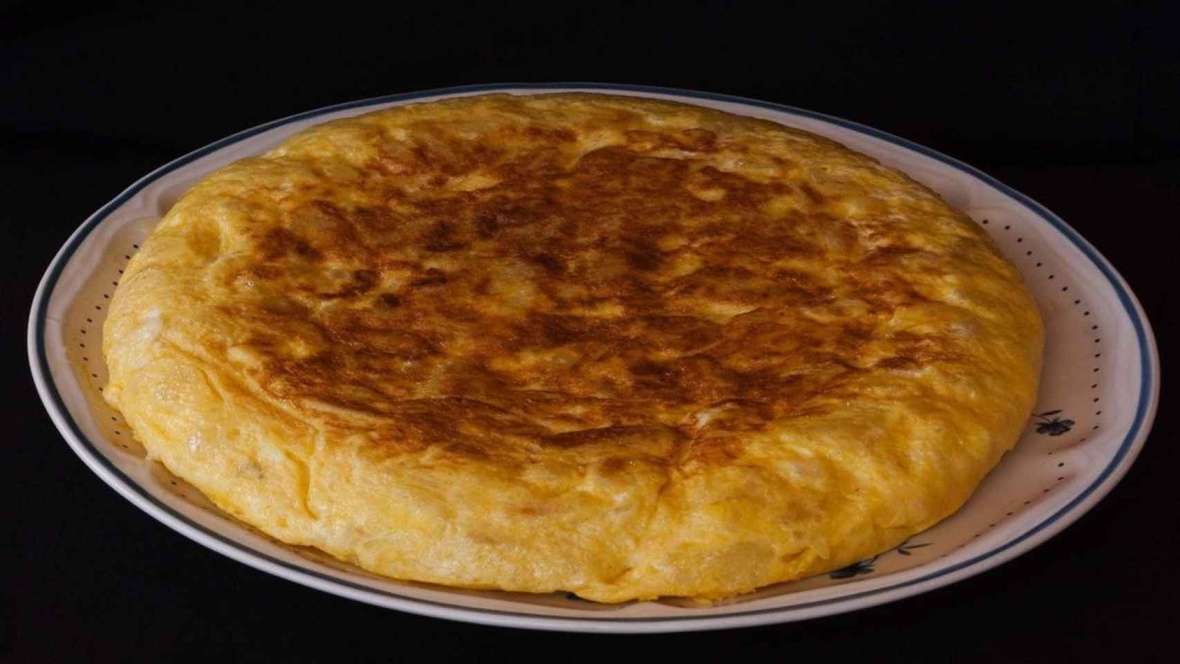 Imagen de una tortilla de patata / Schnauzer en PIXABAY