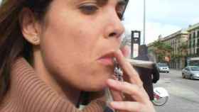Samanta Villar fumando porros por las calles de Barcelona / MEDIASET