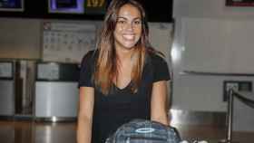 Lara Álvarez se pasea con sus maletas por el aeropuerto de Madrid / GTRES