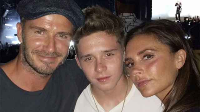 David y Victoria Beckham junto a su hijo mayor, Brooklyn / CG