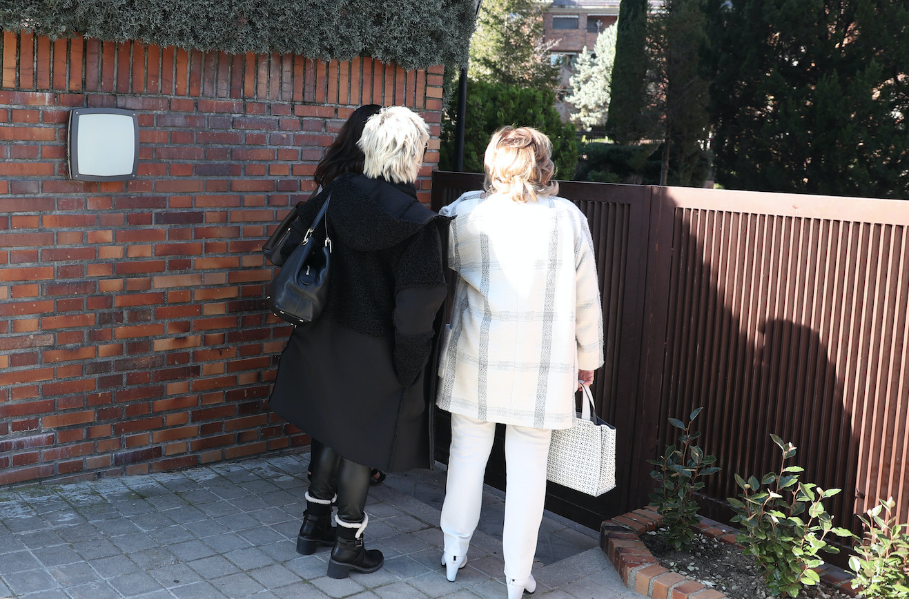 María Teresa Campos y Terelu visitando viviendas muy cercanas al centro de Madrid / AGENCIAS