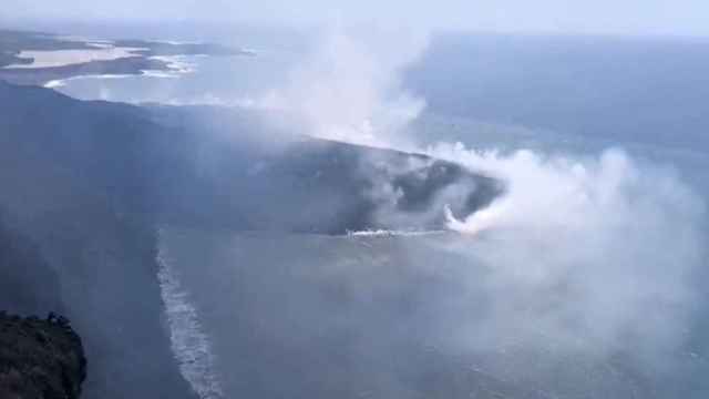 La lava del volcán de La Palma crea una isla baja / INVOLCAN
