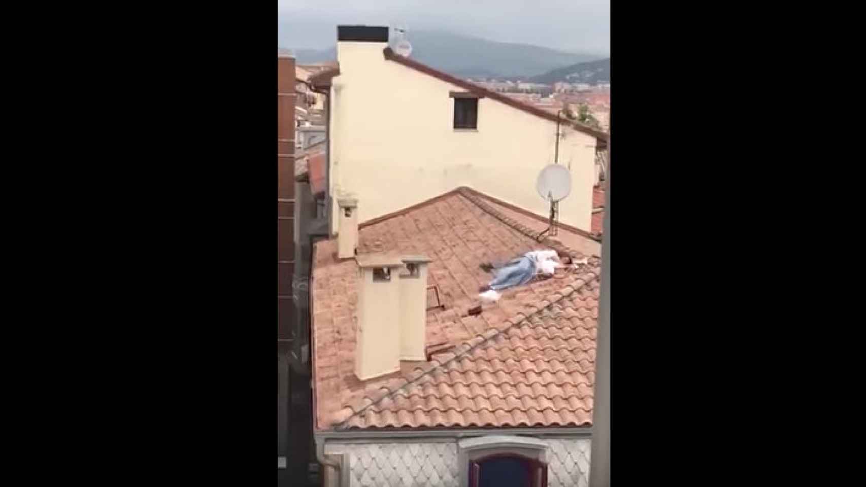 La pareja en el tejado mientras mantenía relaciones sexuales / Youtube