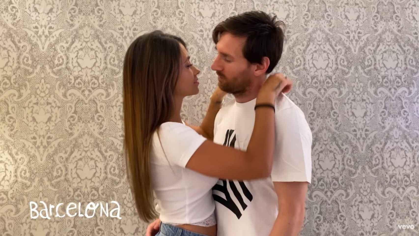 Leo Messi besa a Antonella Roccuzzo en el videoclip de Residente