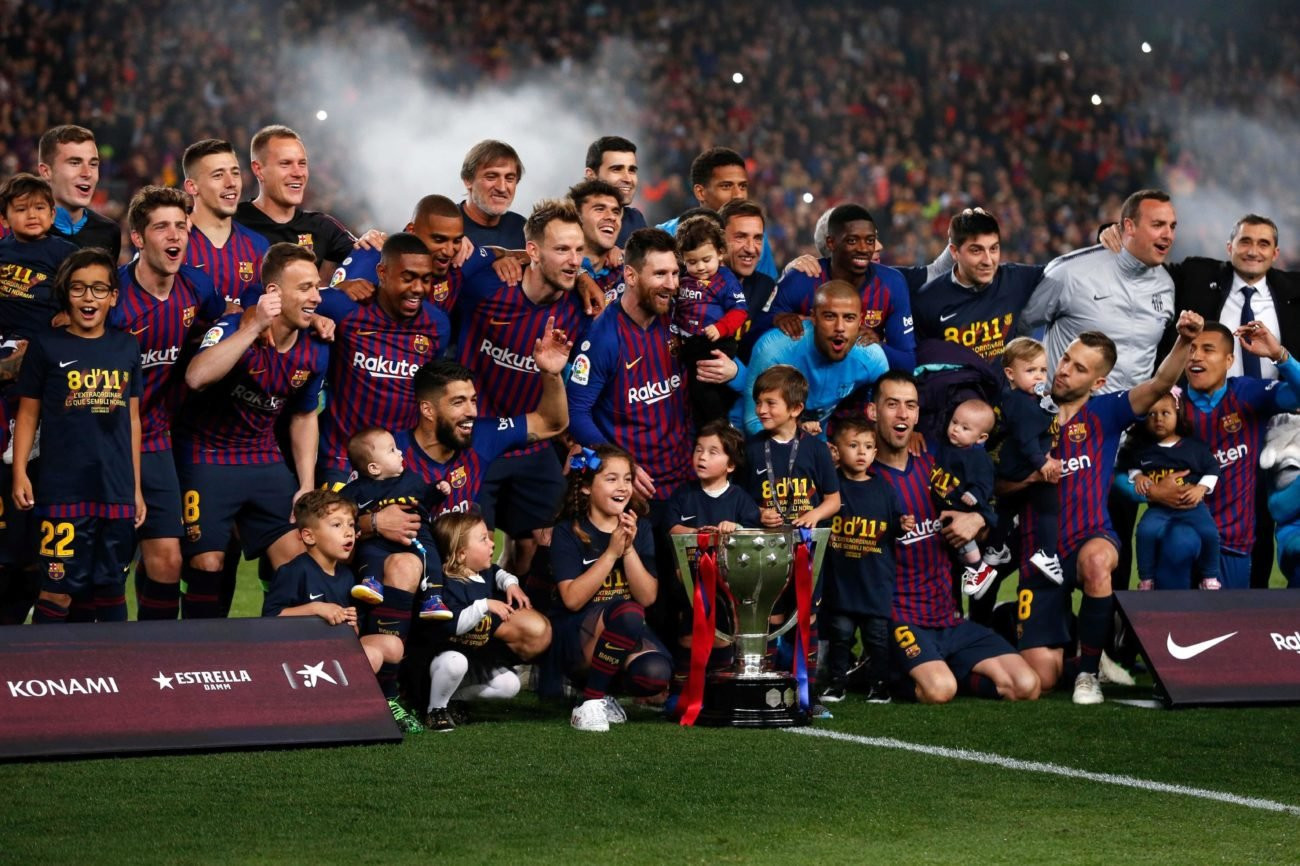 los jugadores del Barça celebran el título de Liga con sus pequeños