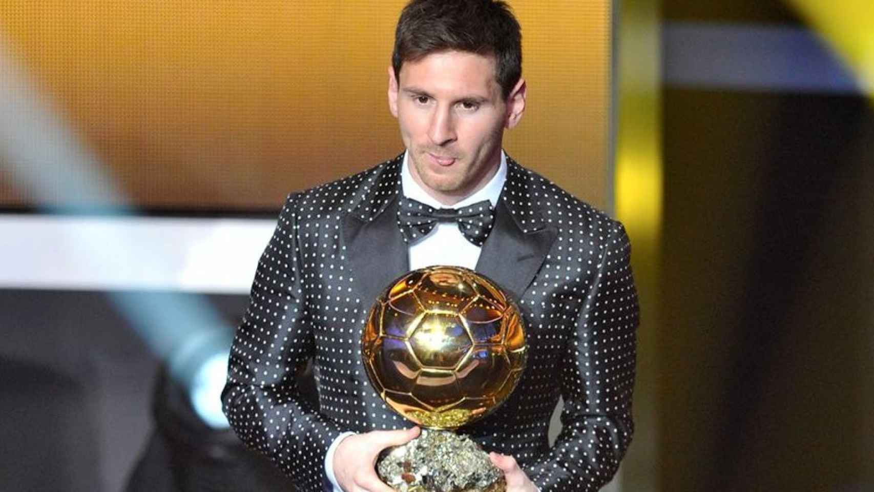 Leo Messi con el esmoquin de topos en la Gala del Balón de Oro 2013 / EFE