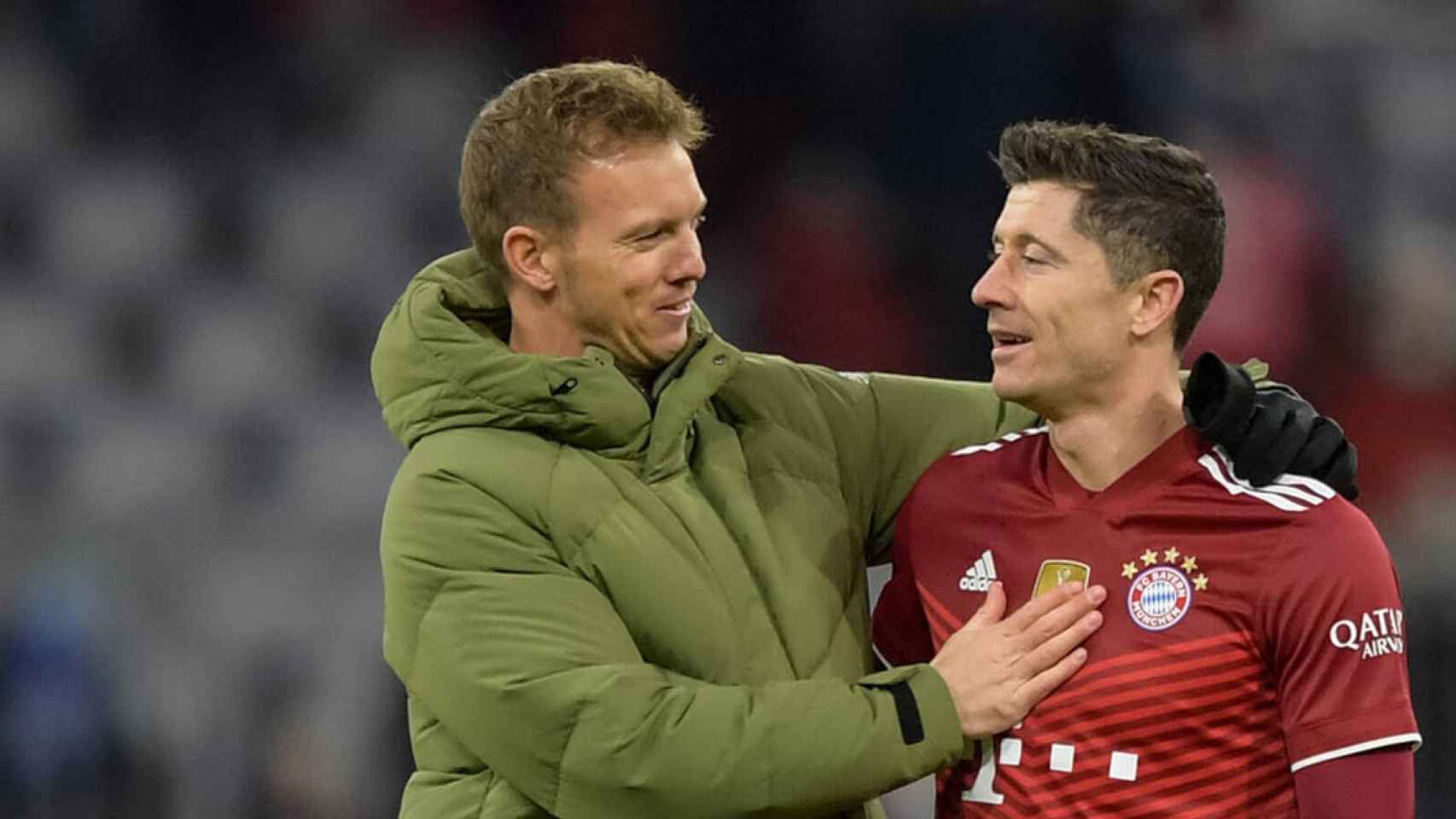 Nagelsmann y Lewandowski, platicando, tras un partido del Bayern la temporada anterior